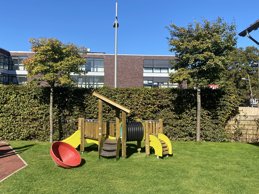 Für die Kleinsten haben wir ein tolles Klettergeruest in unserem kitagarten