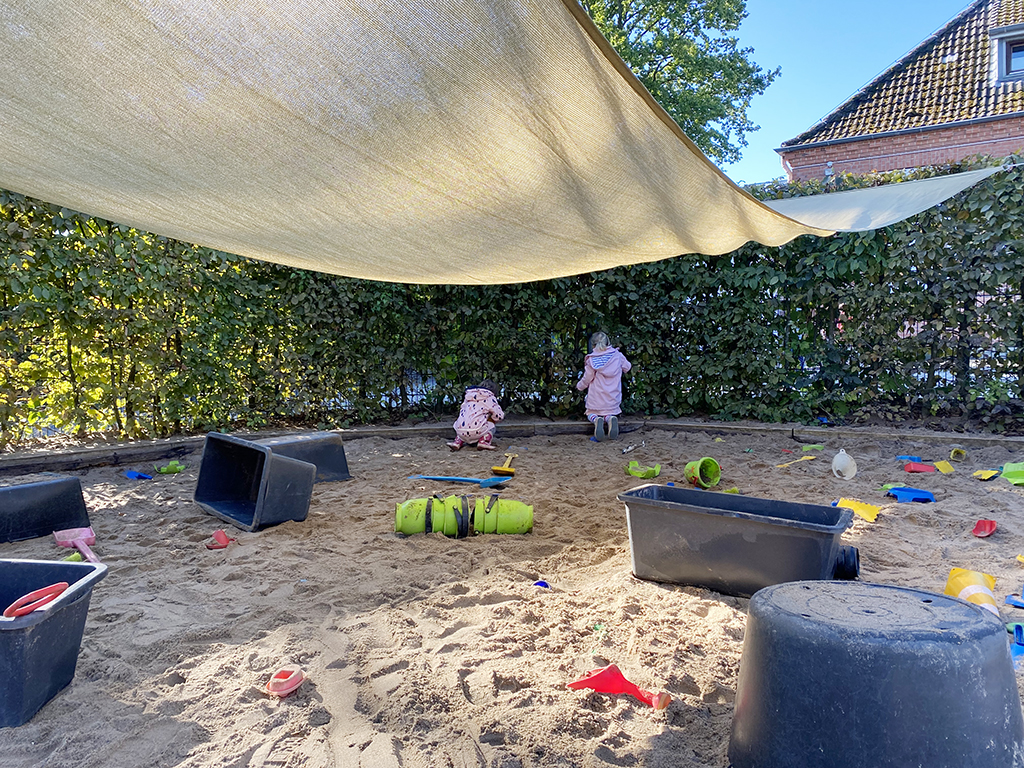 eine grosse Sandkiste bietet viel Platz zum buddeln und bauen