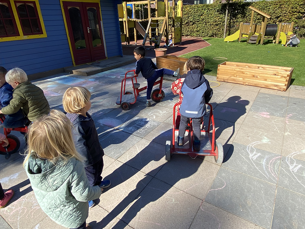 Dreirad fahren auf dem Hof macht Spaß