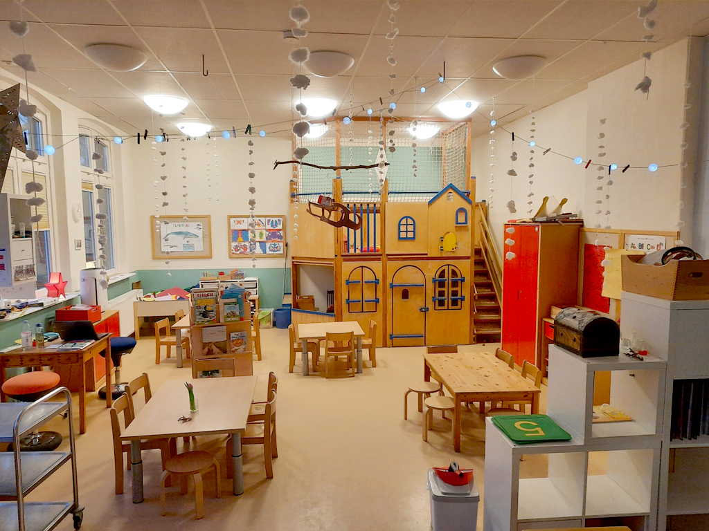 im gruppenraum wird gefruehstueckt und später gespielt