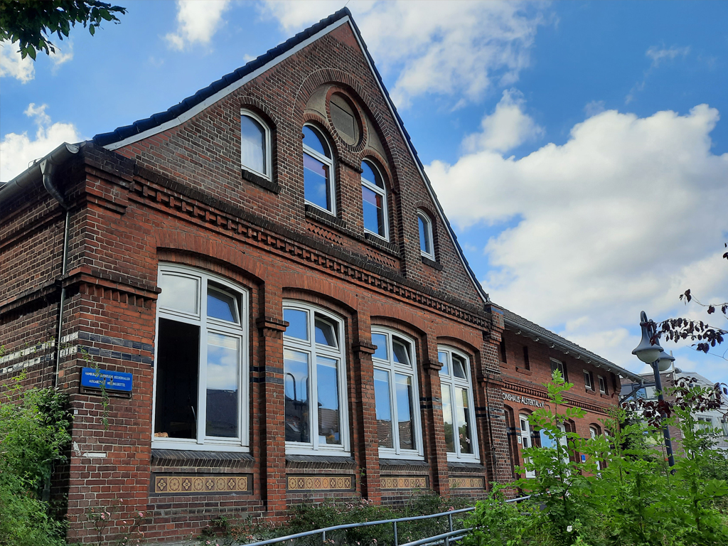 die kita rolfincken hat ihre raeume in einer denkmalgeschuetzten ehemaligen schule