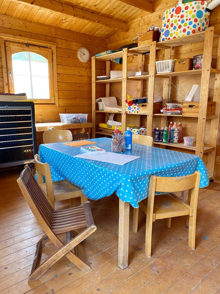 im atelier wird gemalt, gebastelt und gewerkelt