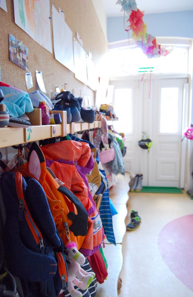 die garderobe der elementarkinder