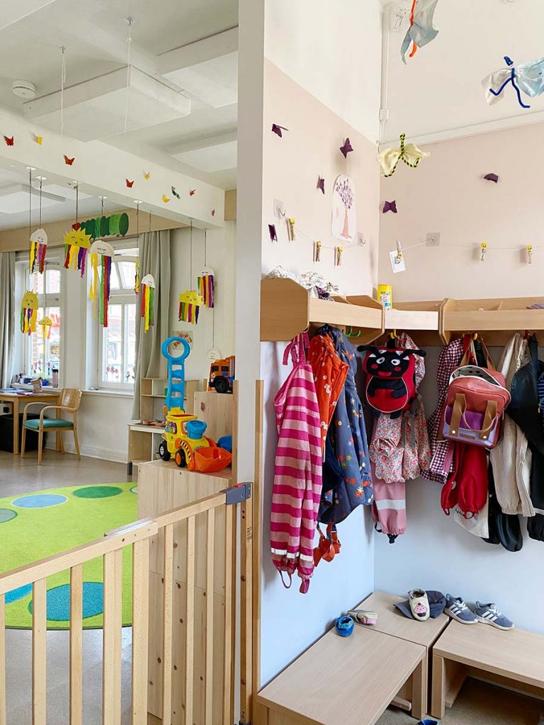 die garderobe der krippenkinder