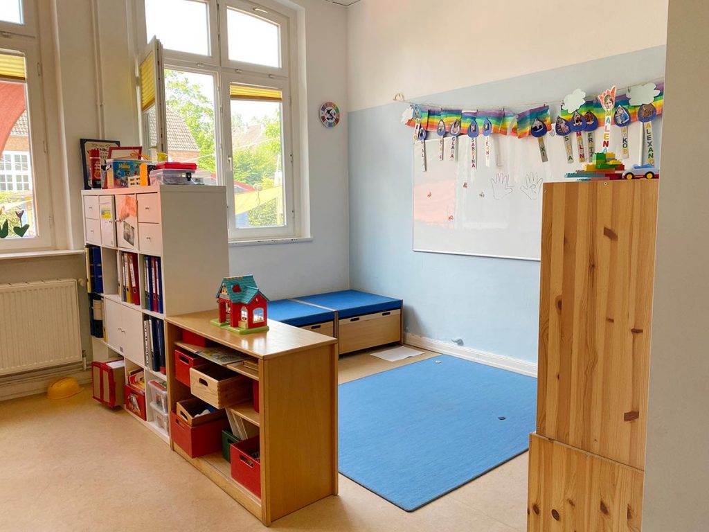 die abgetrennte spielecke lädt zum lego bauen ein