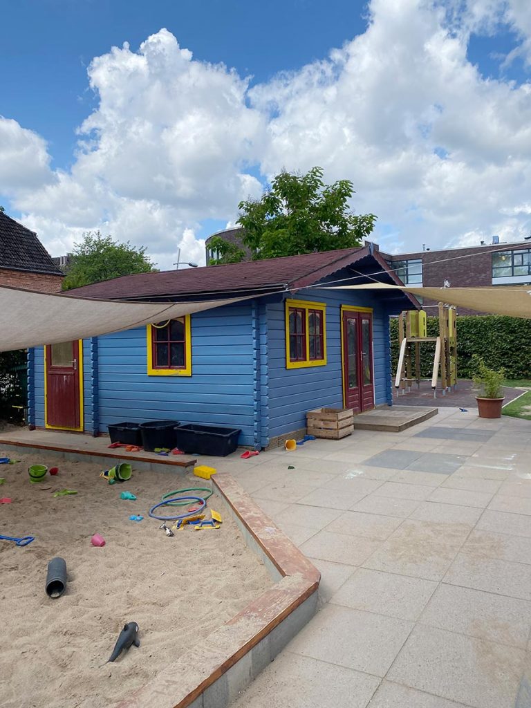 unser hof mit atelier und großer sandkiste