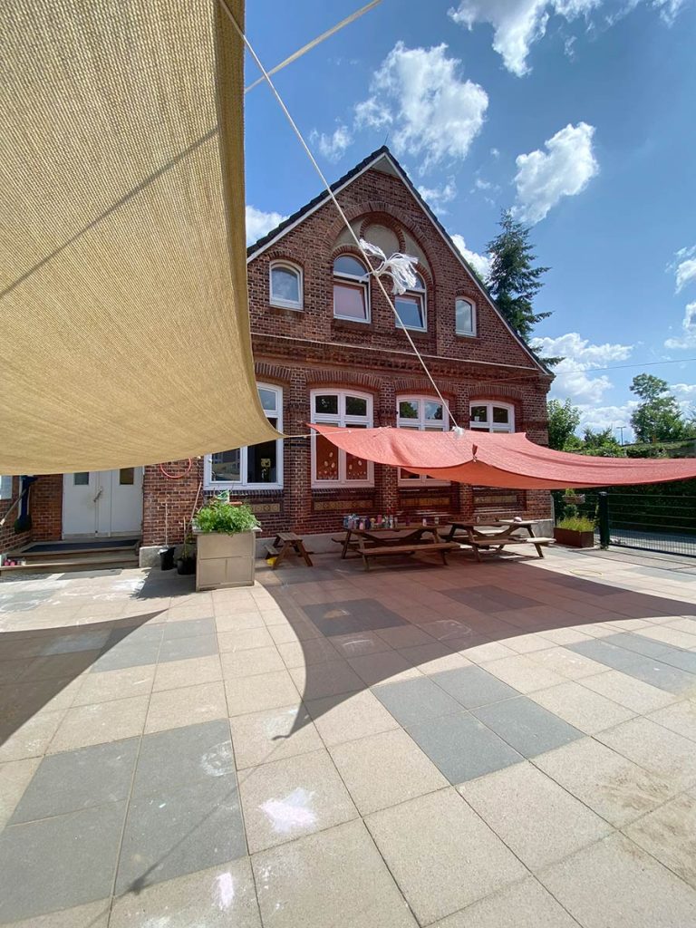 wir picknicken im schatten auf unserem Kita-Hof