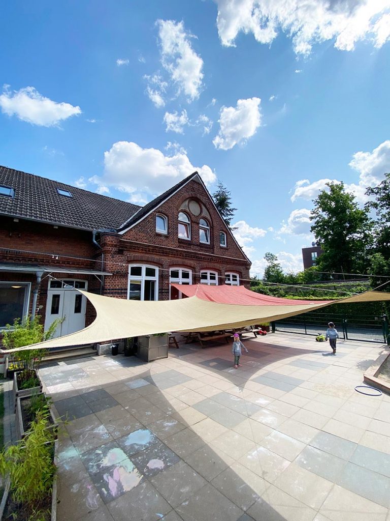 unser sonniger innenhof ist durch markisen geschützt