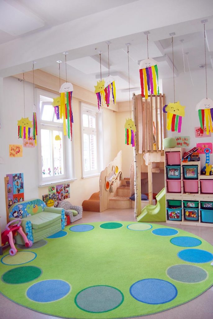 wunderschöner heller krippenraum